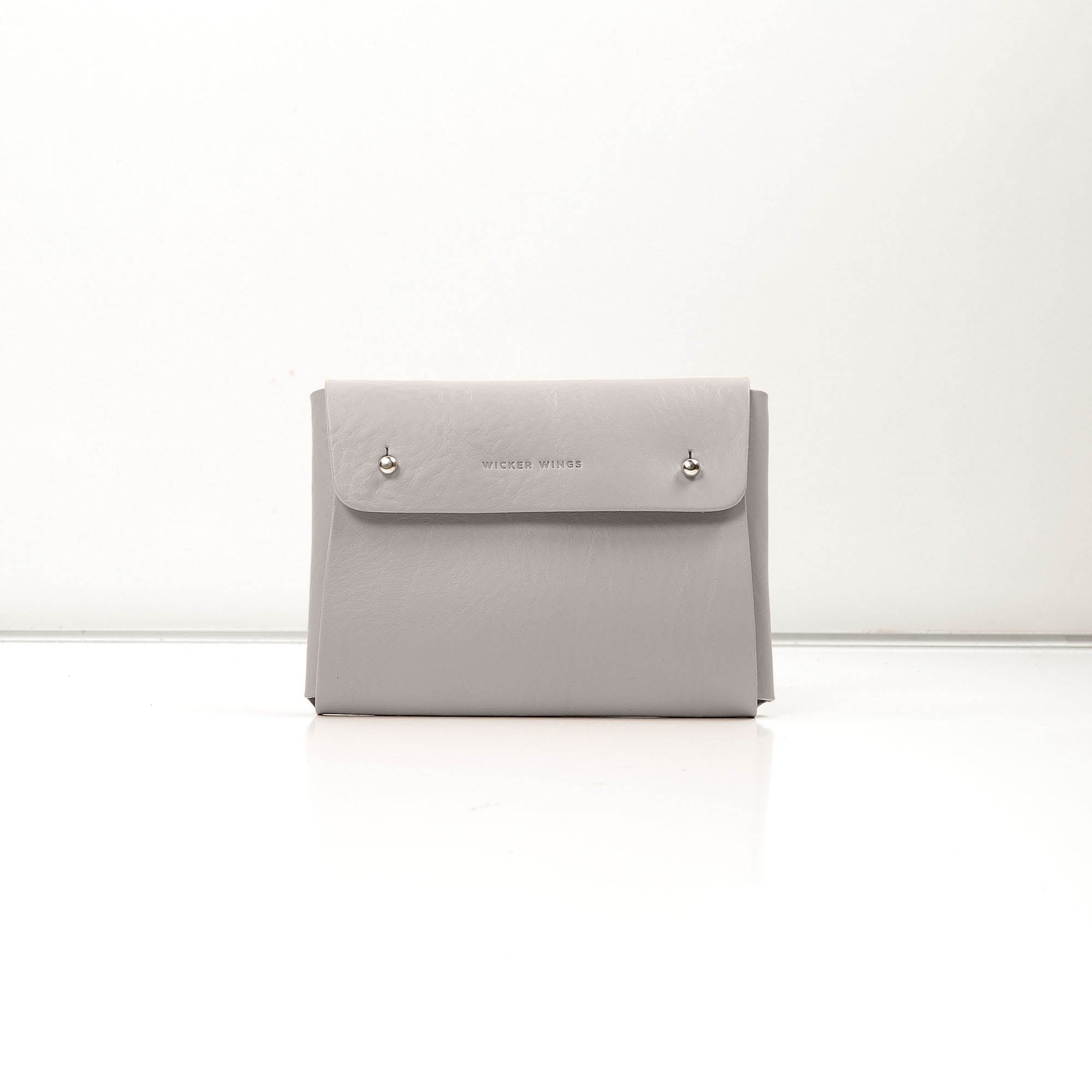 Pouch-Kuai-Pebble-Medium-Front-1-LeatherPouch-Cocoa-Debossing-WickerWings-SustainableLeatherProducts-UpcycledLeather-SmallLeatherGoods-MadeinEngland-LeatherAccessories-WickerBag-Wicke_cf989f94-ca1f-466c-ade7-517ff1568c3e.jpg