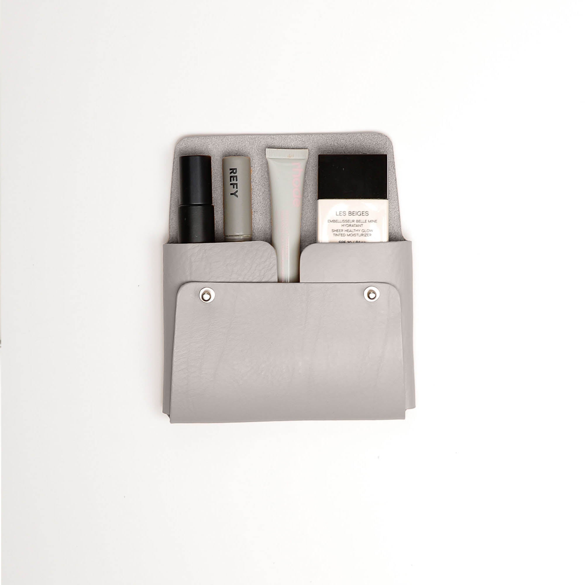 Pouch-Kuai-Pebble-Medium-Front-2-LeatherPouch-Cocoa-Debossing-WickerWings-SustainableLeatherProducts-UpcycledLeather-SmallLeatherGoods-MadeinEngland-LeatherAccessories-WickerBag-Wicke_dcc90347-ec96-4158-872c-7d0f1af46d89.jpg
