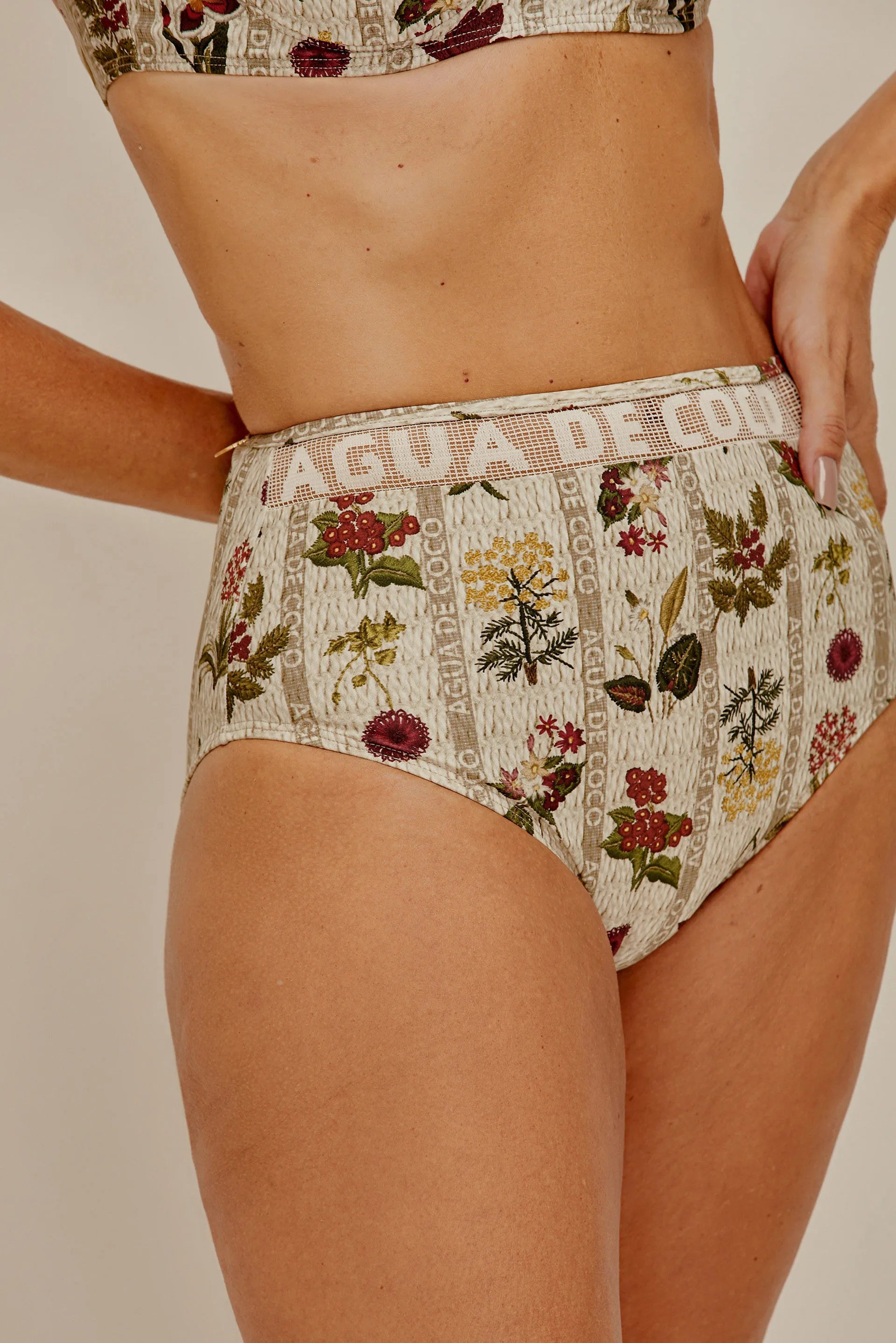 ÁGUA DE COCO BIQUÍNI CALCINHA HOT PANTS FLORAL BORDADO,  S