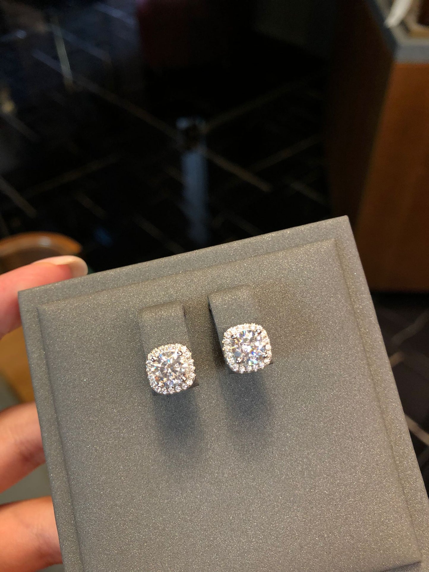 AJ -  Earrings with cushion cut white stones